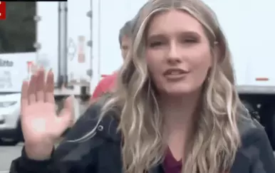 Novinarka ostala sabrana, no pogledajte što radi muškarac u pozadini