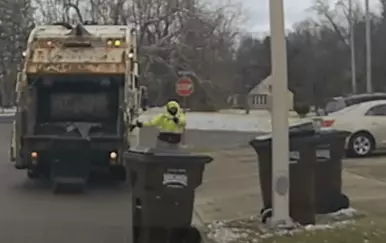 Smetlar pronašao osumnjičenika skrivenog u kanti za smeće, a snimka je postala hit