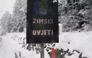 Stigla velika promjena vremena: Snijeg zatrpao autocestu, neka vozila ne mogu prema moru