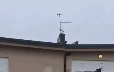 VIDEO Snažni udari vjetra ozbiljno ljuljaju dimnjak na zgradi