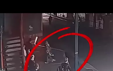 Staklena pregrada pala među putnike na Autobusnom kolodvoru
