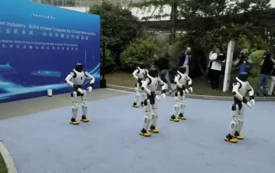 Vučić objavio robote koji plešu kolo u Kini