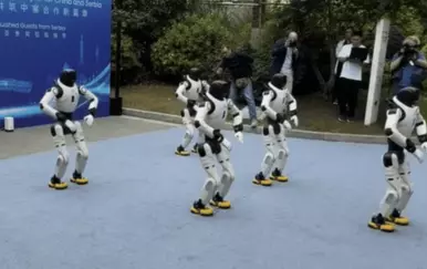 Vučić objavio robote koji plešu kolo u Kini