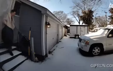 Oprez, sklisko! Popadali kao kruške, nisu bili spremni za poledicu