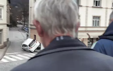 "Žena ima prioritete": Snimka nezgode na reliju Sloveniji postala hit zbog urnebesnog detalja