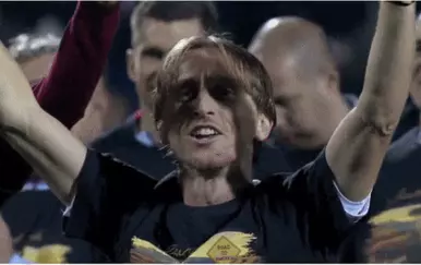 Dalić i Modrić u transu: Pogledajte kako Hrvatska pjeva Thompsonov veliki hit