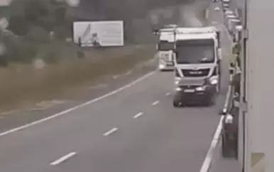 Bahati vozač mislio da je najpametniji dok mu kamiondžija nije očitao bukvicu