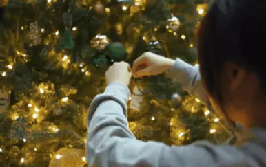 Kakve ukrase staviti na bor ove godine? 7 trendova u ukrašavanju bora za Božić 2025.