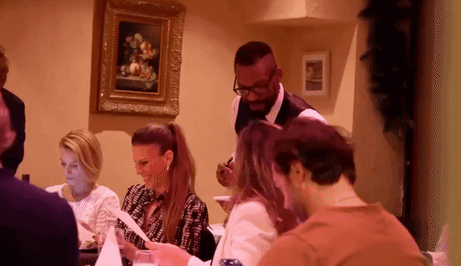 Konobar u SAD-u kako uzima narudžbe na hrvatskom