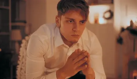 Muškarac kako razmišlja s rukama na lica