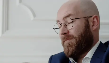 Češkanje po glavi pri razmišljanju