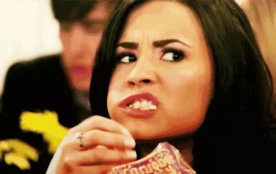 Demi Lovato jede kokice