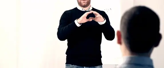 Muškarac koji nešto objašnjava drugom