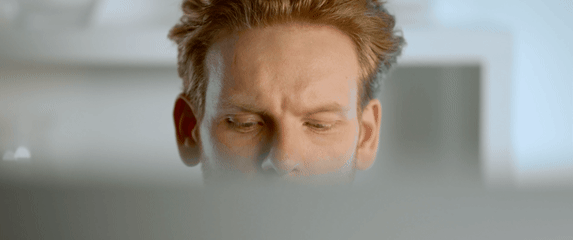 Muškarac koji gleda na laptop i razmišlja