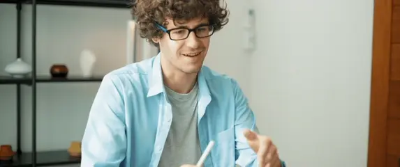 Muškarac koji rješava kviz na kompjutoru