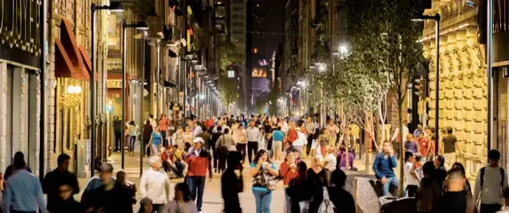 Grad prepun ljudi koji hodaju