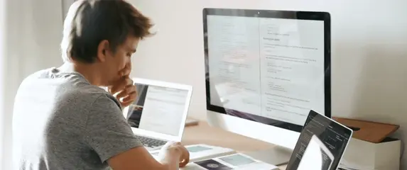 Muškarac za radnim stolom ispred računala