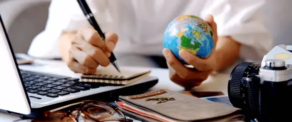 Zapisivanje u bilježnicu i gledanje na globus