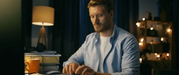 Muškarac ispred računala kako rješava probleme