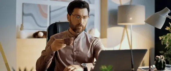 Razmišljanje uz kompjutor i kavu