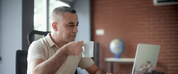 Ispijanje kave uz rad na računalu