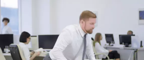 Muškarac koji vježba za radnim stolom