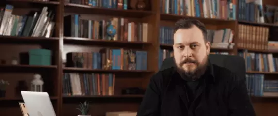 Muškarac koji razmišlja u knjižnici