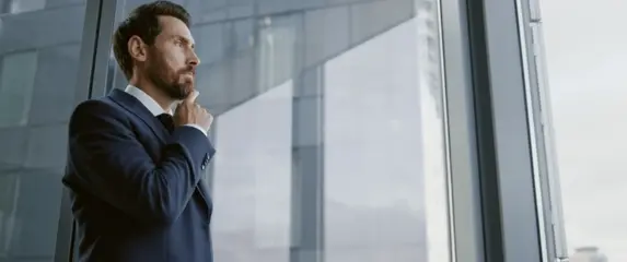 Poduzetnik koji razmišlja ispred zgrade