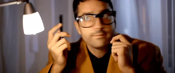 Štreber koji se češka dok razmišlja