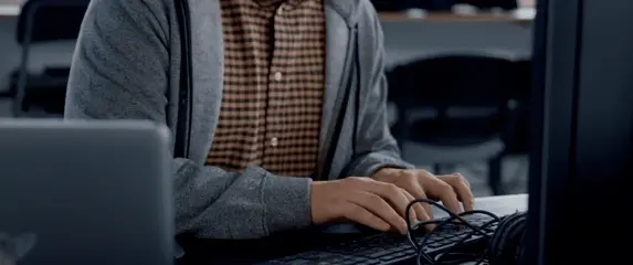 Muškarac koji tipka na računalo i razmišlja