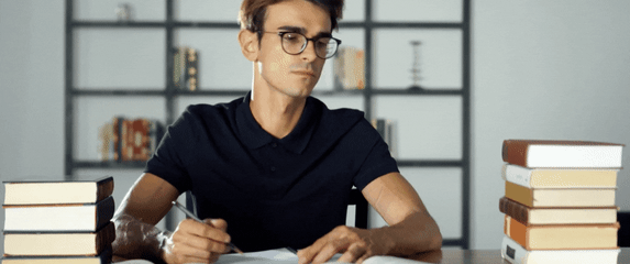 Muškarac koji vodi bilješke dok uči