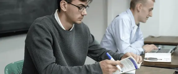 Muškarci koji razmišljaju i istražuju informacije