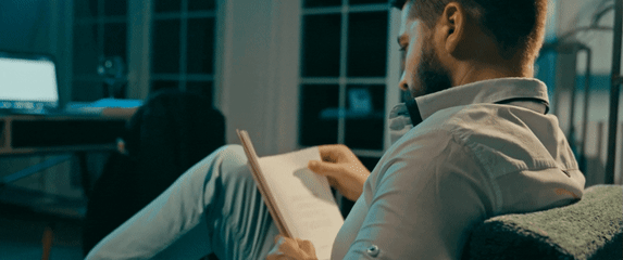 Čitanje knjige i razmišljanje