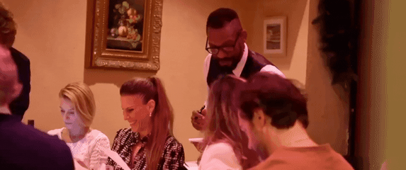 Konobar u SAD-u kako uzima narudžbe na hrvatskom