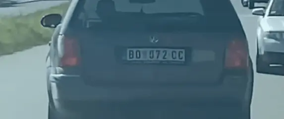 Automobil u Srbiji s teretom na krovu