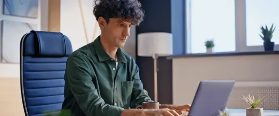 Muškarac pred računalom kako vodi bilješke