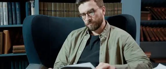 Listanje knjige i razmišljanje