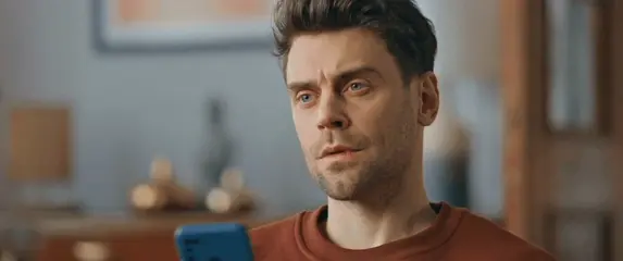 Rješavanje kviza na mobitelu i razmišljanje