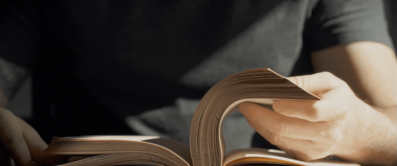 Listanje knjige na stolu