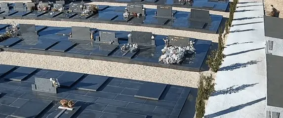 Muškarac vozio automobil po groblju