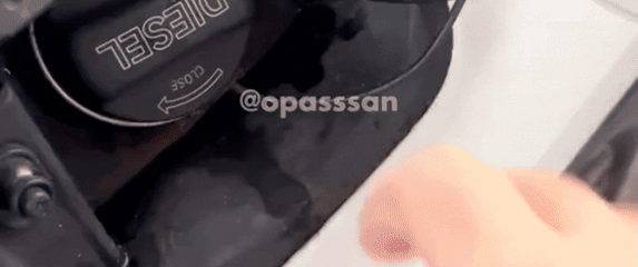 Žena koja toči gorivo na benzinskoj pumpi