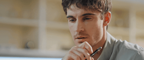 Muškarac kako razmišlja s kemijskom u ruci