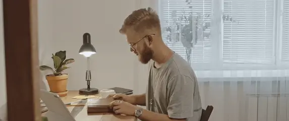 Otvaranje knjige za radnim stolom