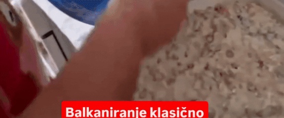 Francuska salata u staroj kanti boje