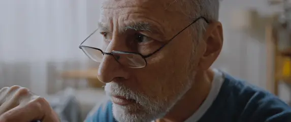 Starac koji razmišlja i gleda u kameru