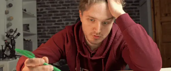 Učenje i čitanje za stolom uz razmišljanje