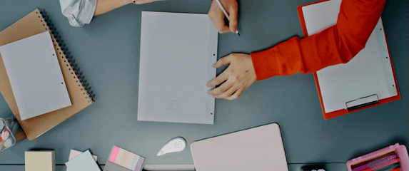 Pisanje i učenje u grupi za stolom