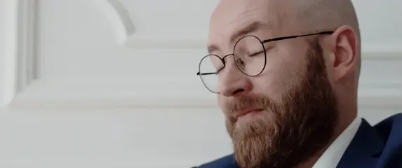 Češkanje po glavi pri razmišljanju