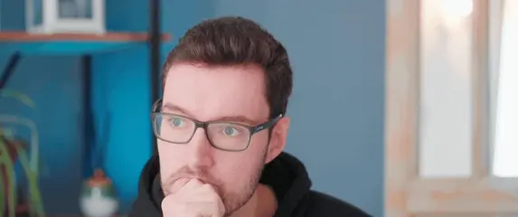 Pogled u daljinu i trljanje brade pri razmišljanju