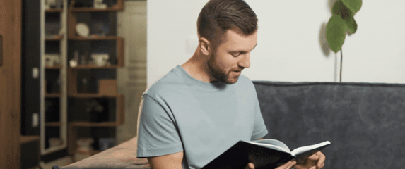 Stavljanje naočala i čitanje knjige